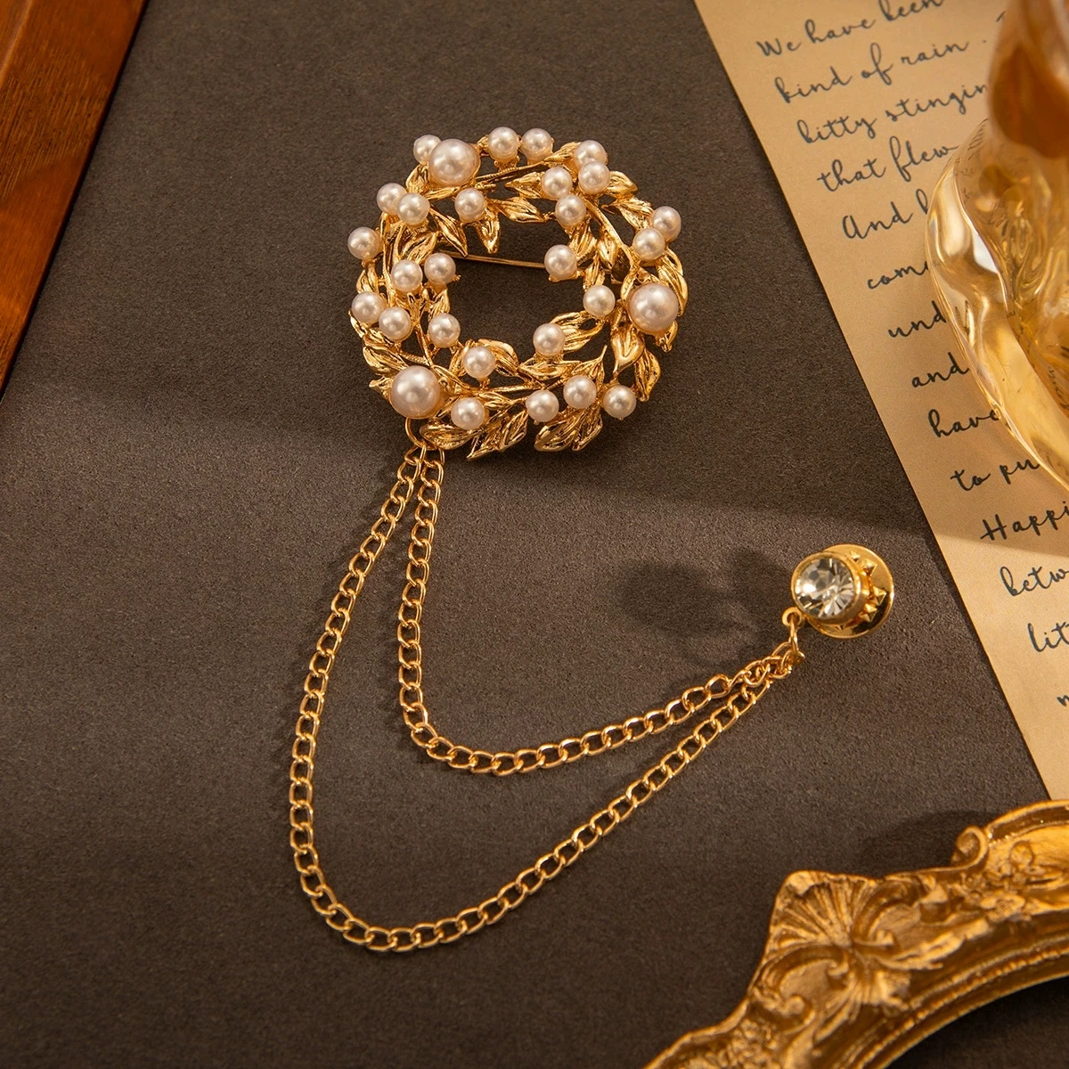 Personalized British style flower brooch, high-end niche chest suit accessories alloy Christmas