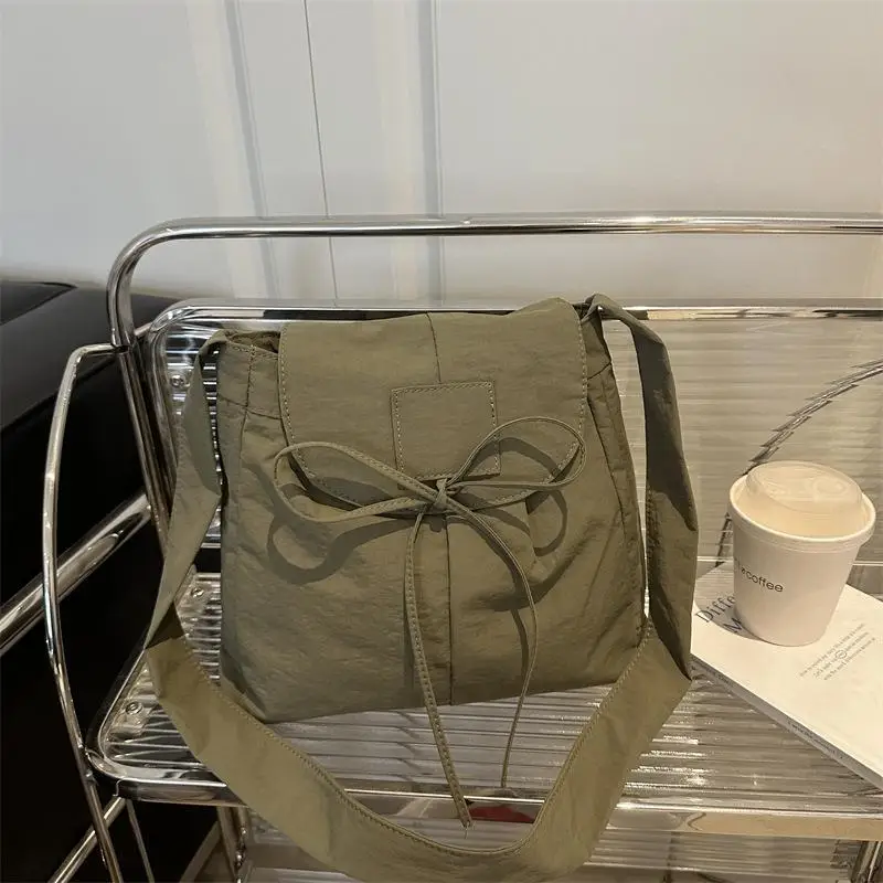Koreanischer Stil Klapp-Nylon-Schultertasche mit Schleife, Große Kapazität Messenger-Tasche, Leichte Weiche Nylon-Tasche, Tragetasche mit Reißverschluss – Detail 3