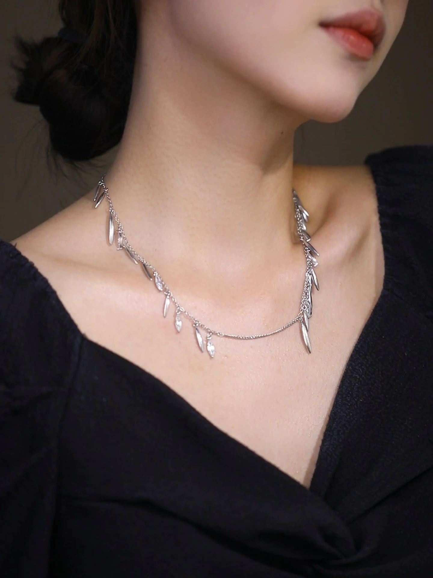 jojo-studio-collana-da-donna-con-pendente-a-forma-di-occhio-della-senna-nappa-irregolare-e-zirconia-tagliata-catena-per-clavicola-gioiello-di-moda-colore-argento