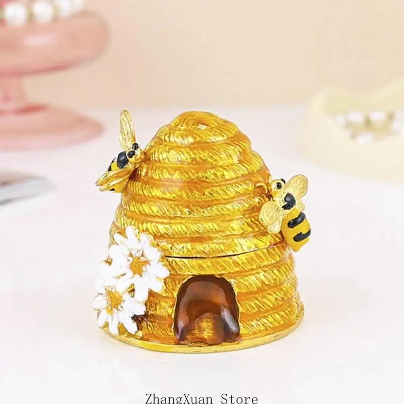 Dekorative Schachtel für kleine Gegenstände in Bienenstockform mit warmem Metallic-Finish, Blumendekoration und Verschlussdeckel – Detail 5