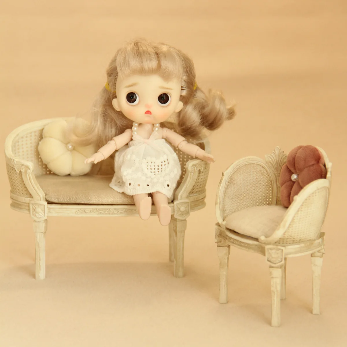 

Миниатюрный набор стульев из смолы в антикварном стиле - мебель для кукольного домика в скандинавском винтажном стиле, миниатюрный диван для кукол, коллекционная мебель для кукол