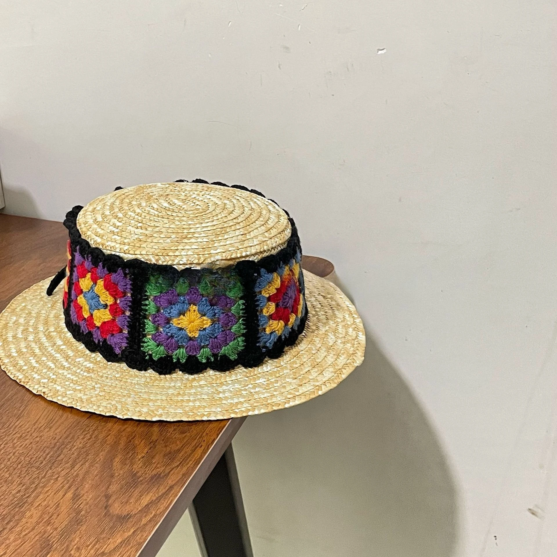 Kinder-Strohsonnenhut im Boho-INS-Stil aus Weizenstroh mit flachem Oberteil für Urlaub, Strand und Sonnenschutz im Sommer. – Detail 6