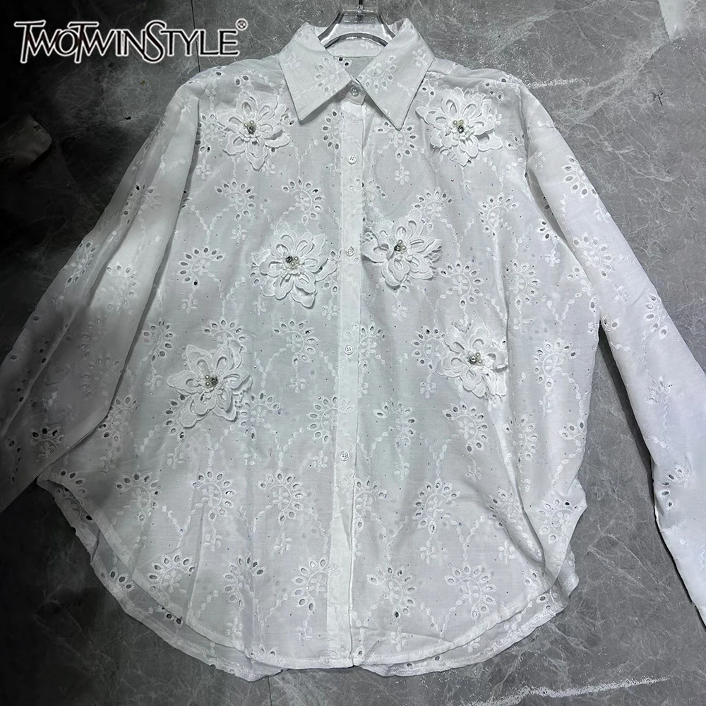 

TWOTWINSTYLE Romantic Date White 3D Flower Eyelet Design Shirts for Women Lapel Rhinestone Accent for Afternoon Tea KBL561909