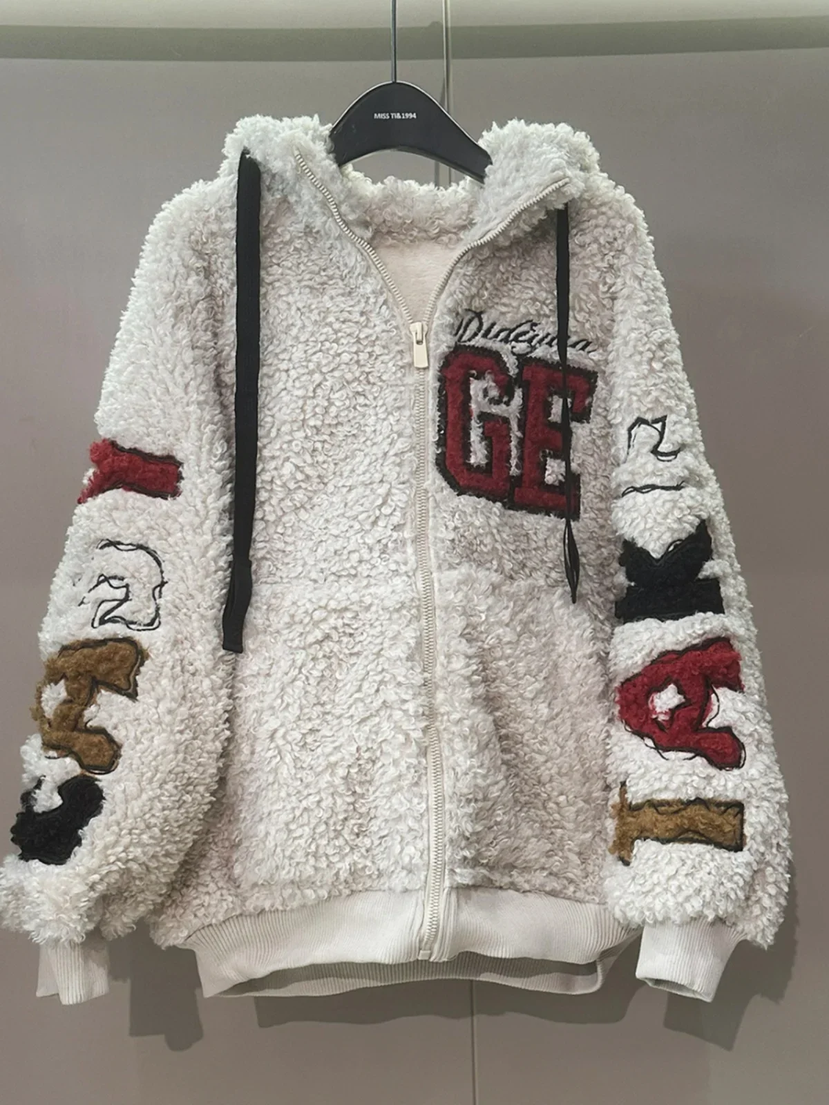 Herbst und Winter Neue Schwere Industrie Cartoon Lamm Wolle Fleece Mit Kapuze Jacke Frauen Lose Mode Vielseitig Verdickt Thermische Top