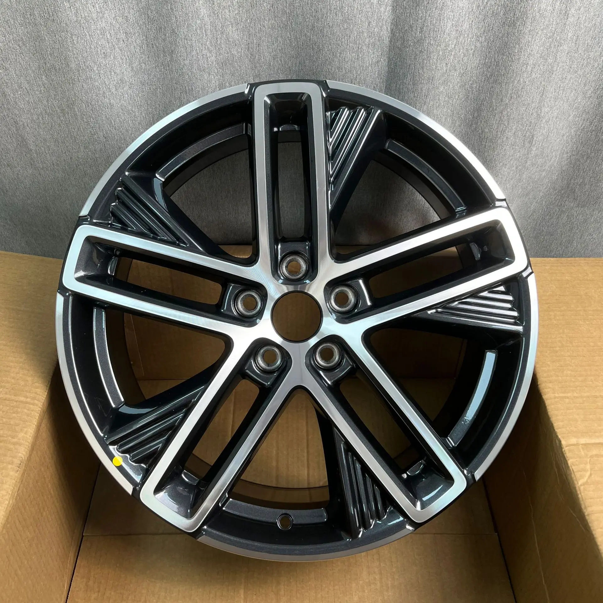 

Suitable for Changan CS55 wheel hub 19 inch original genuine new aluminum alloy steel ring original replacement