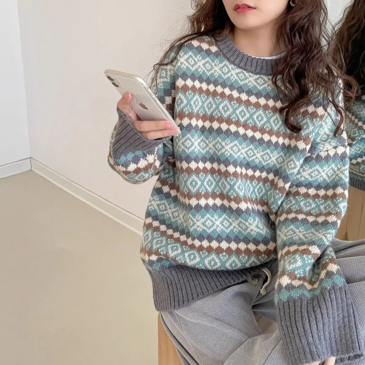 New Loose Round Neck Long Sleeved Top with Gentle Style Retro Diamond Grid Knitted Sweater Jacket for Women