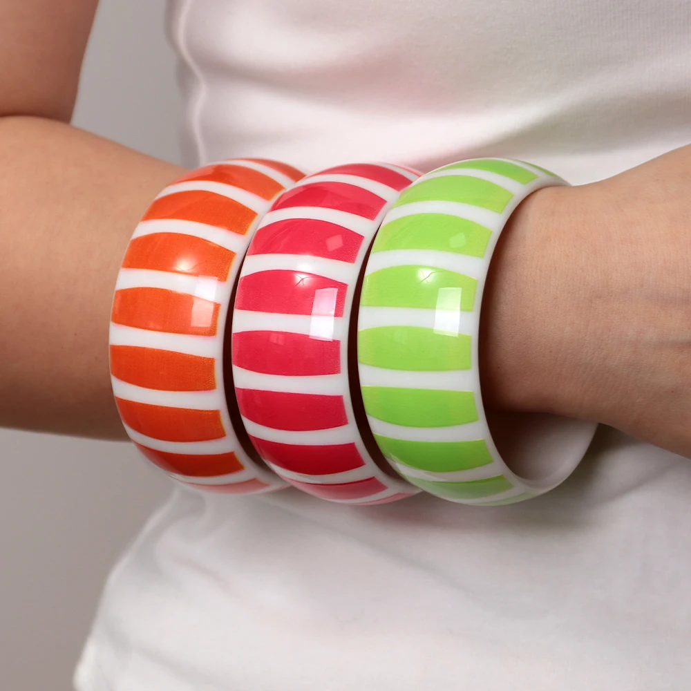 Neue Bunte Harz-Armreifen mit Breiten Vertikalen Streifen, Einfache Geometrische Runde Stapelbare Acryl-Armreifen, Damenschmuck Geschenke – Detail 4