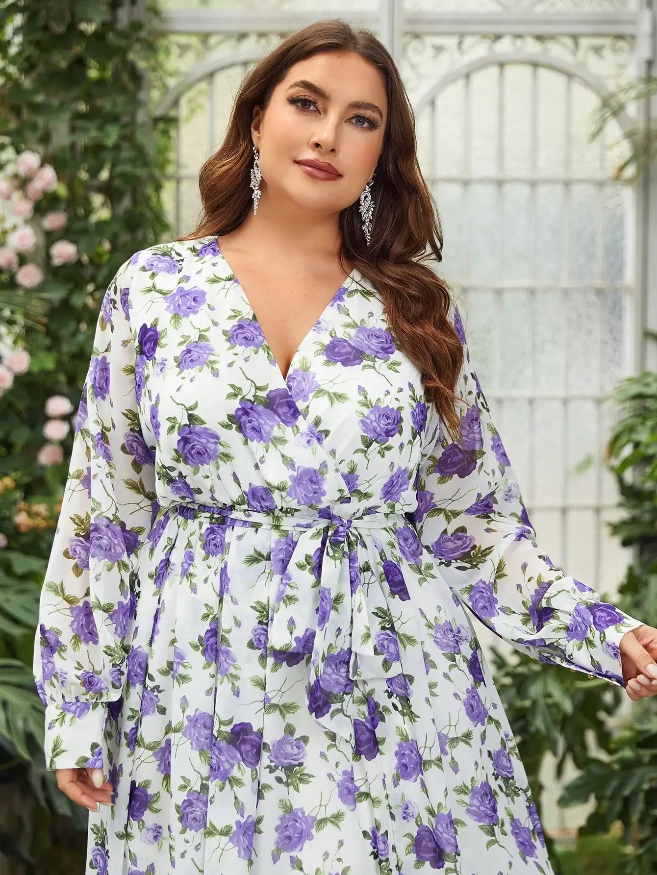 Plus vestido de chiffon com estampa floral e manga lanterna com gola sobrepeliz