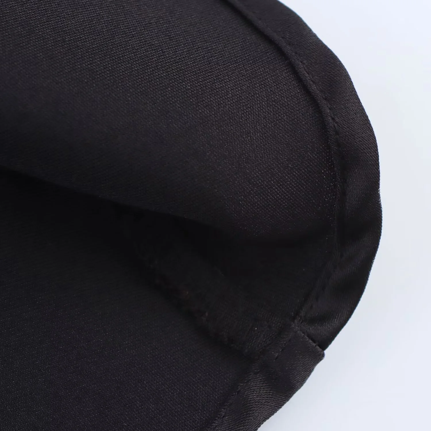 2025 Estate Nuove donne Abbigliamento Temperamento semplice Abito al collo appeso con trama in raso di seta senza schienale alla moda e sexy