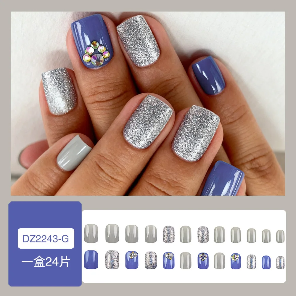 24個入り ソリッドブルー＆グレーのプレスオンネイル、シルバーグリッター＆ラインストーンアクセント付き、ミニマリストスタイル、ショートコフィンシェイプ