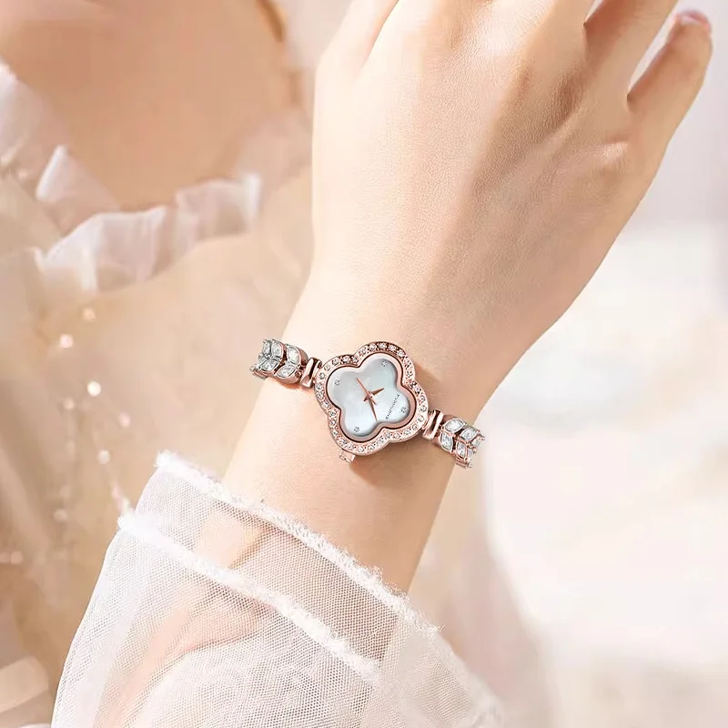 ساعة KUNHUANG النسائية كاجوال عصرية على طراز البرسيم كوارتز