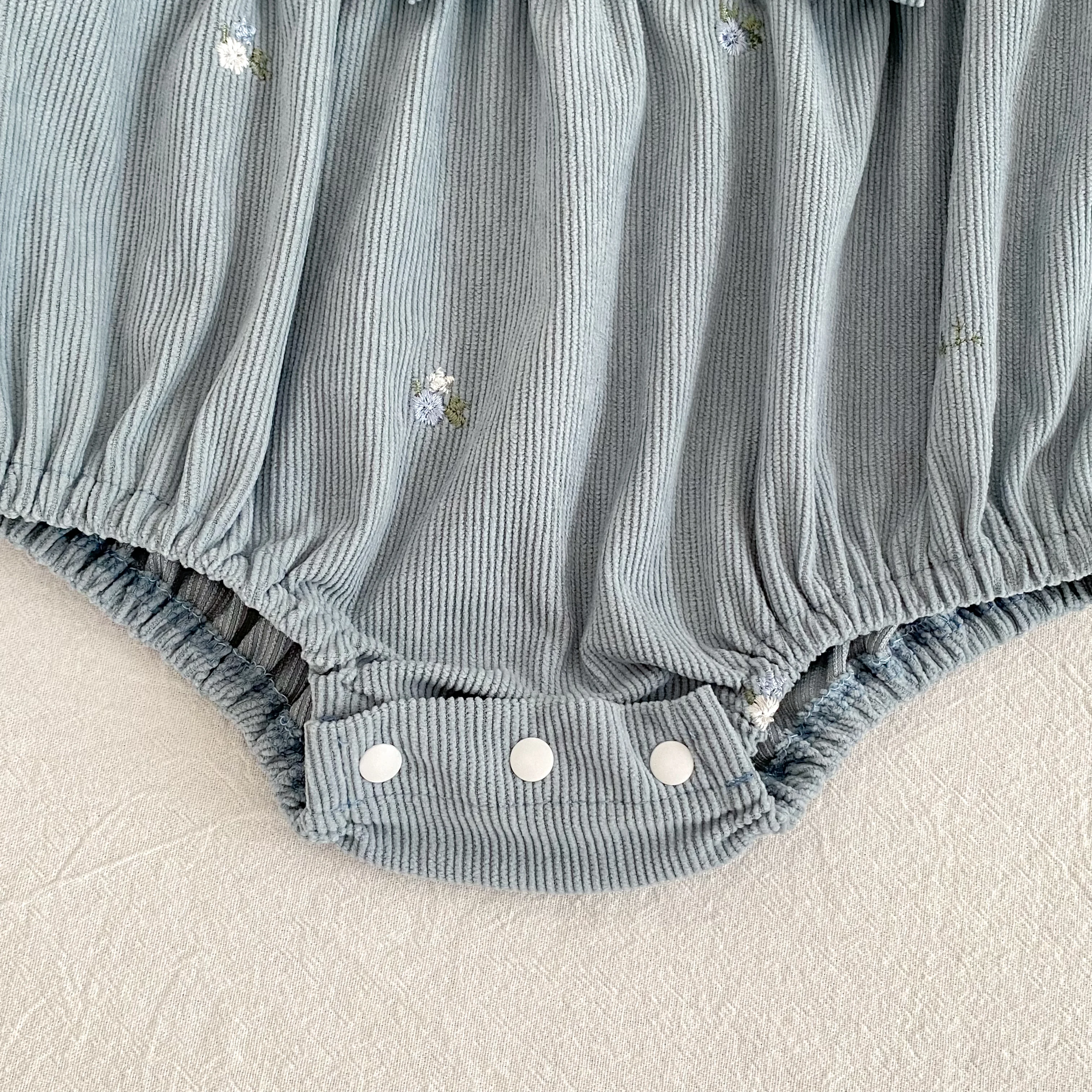 Baby-Strampler aus Cord mit langen Ärmeln, Blumenstickerei, großer Schleife und Rüschenbesatz, Neugeborenen-Bodysuit, Herbst-Babykleidung, 0-24 Monate – Detail 11