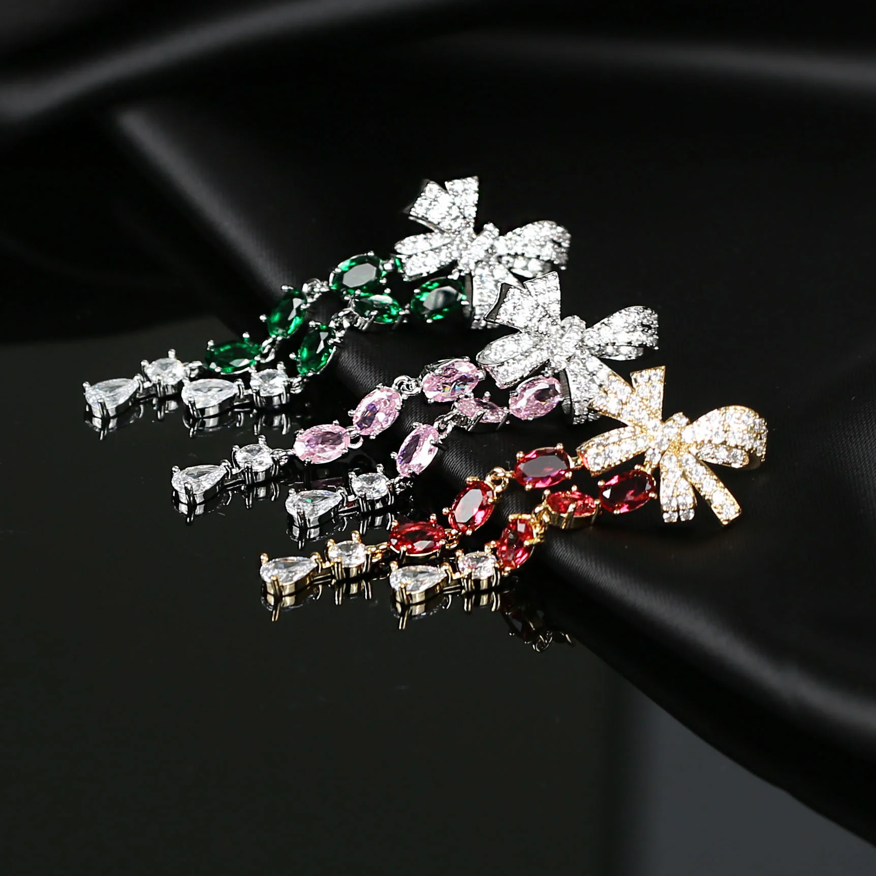 

Серьги из стерлингового серебра S925 с изумрудами и розовыми рубинами, инкрустированные фианитами, в форме банта с кисточками, шикарный аксессуар для свадеб и банкетов