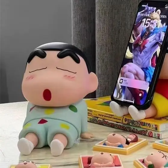 Soporte para teléfono Crayon Shin-Chan, adornos de escritorio de Anime Kawaii, soporte para teléfono con dibujos animados para ver Tv, decoraciones bonitas para muñecas, juguete para regalo