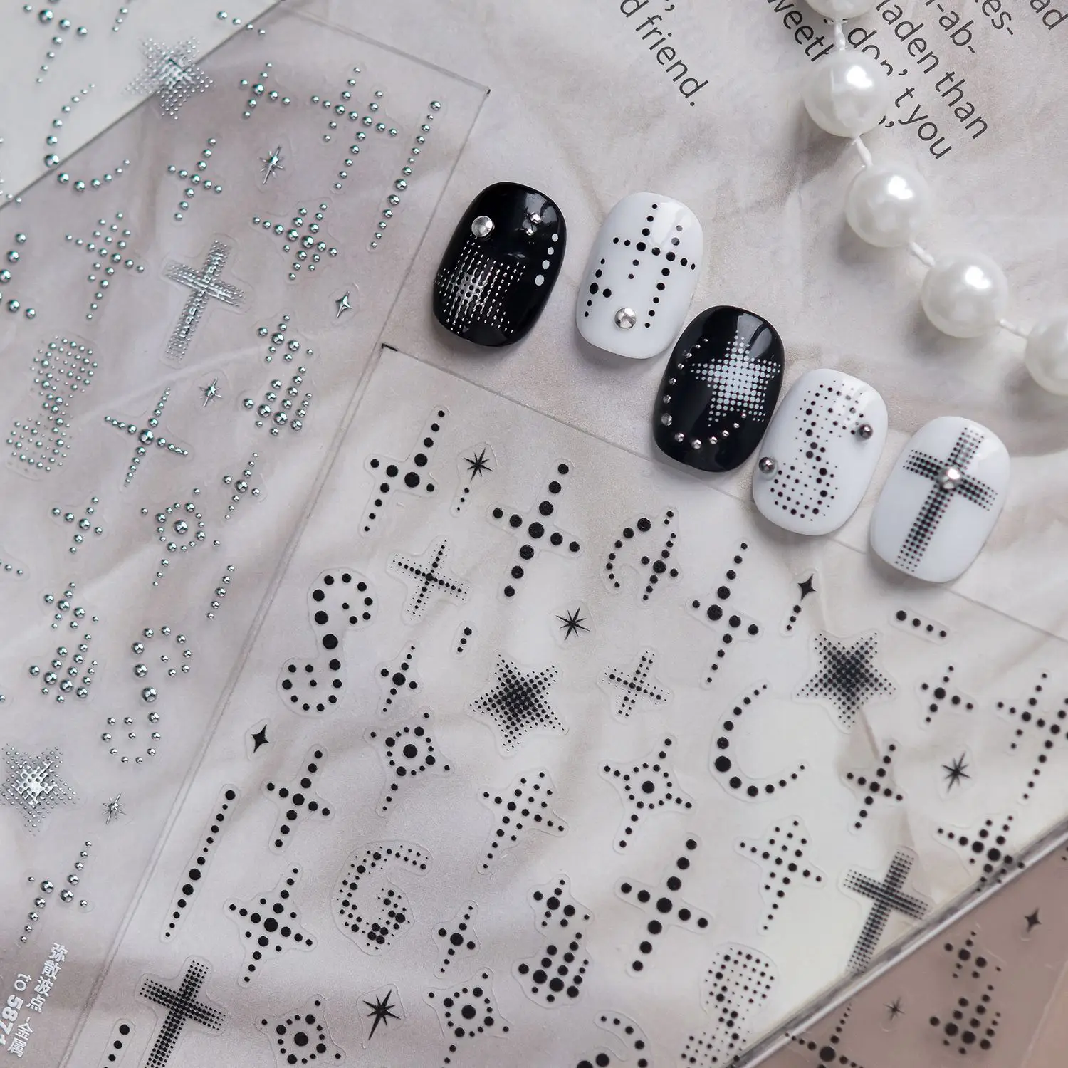 Farbverlauf Polka Dot Hohlmond Stern Funkelnde Gebogene Linie 5D Nagelkunst-Aufkleber Schwarz Weiß Y2K Selbstklebende Nagelsticker Maniküre
