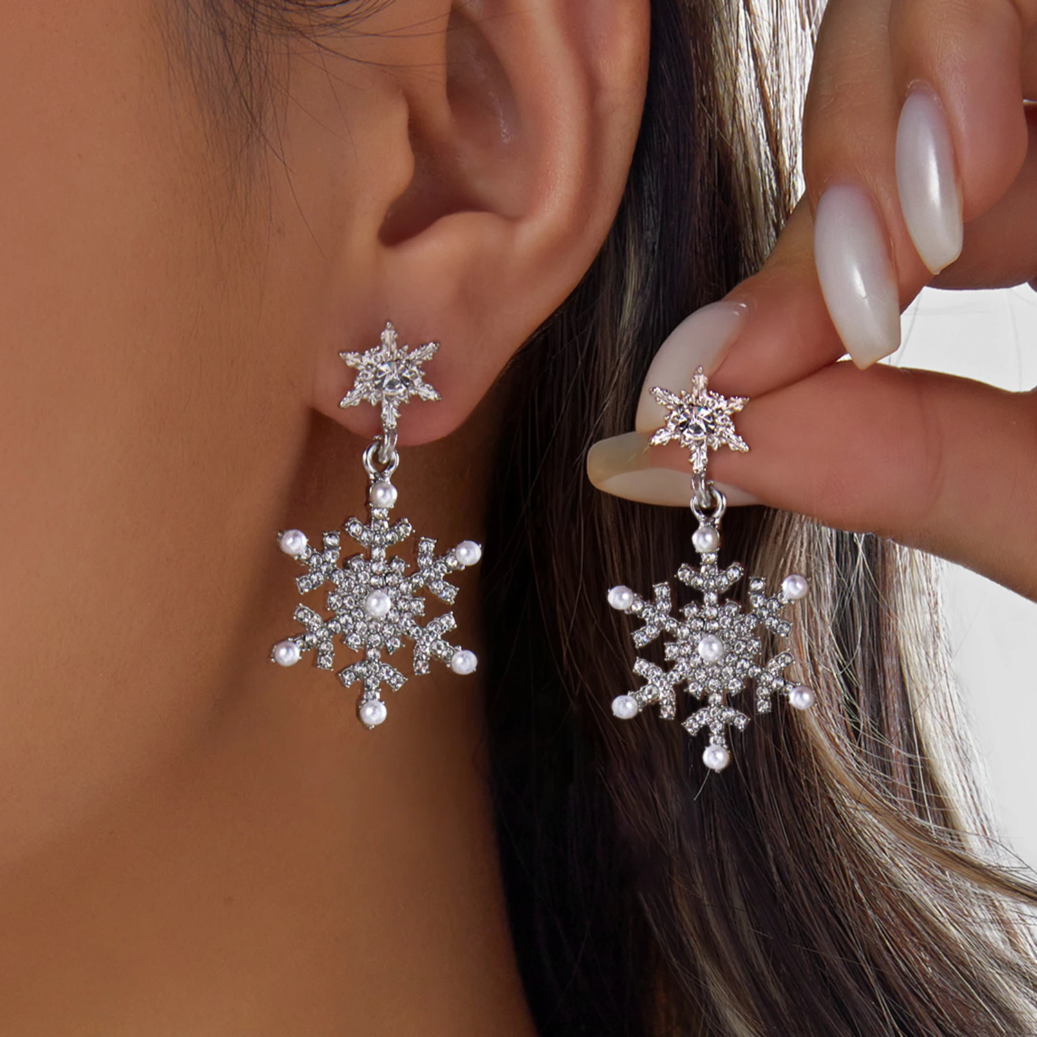 Funkelnde Zirkon-Schneeflocken-Creolen für Damen, Elegante Imitationsperlen-Schneeflocken-Ohrringe, Weihnachts- und Neujahrs-Schmuck – Detail 1