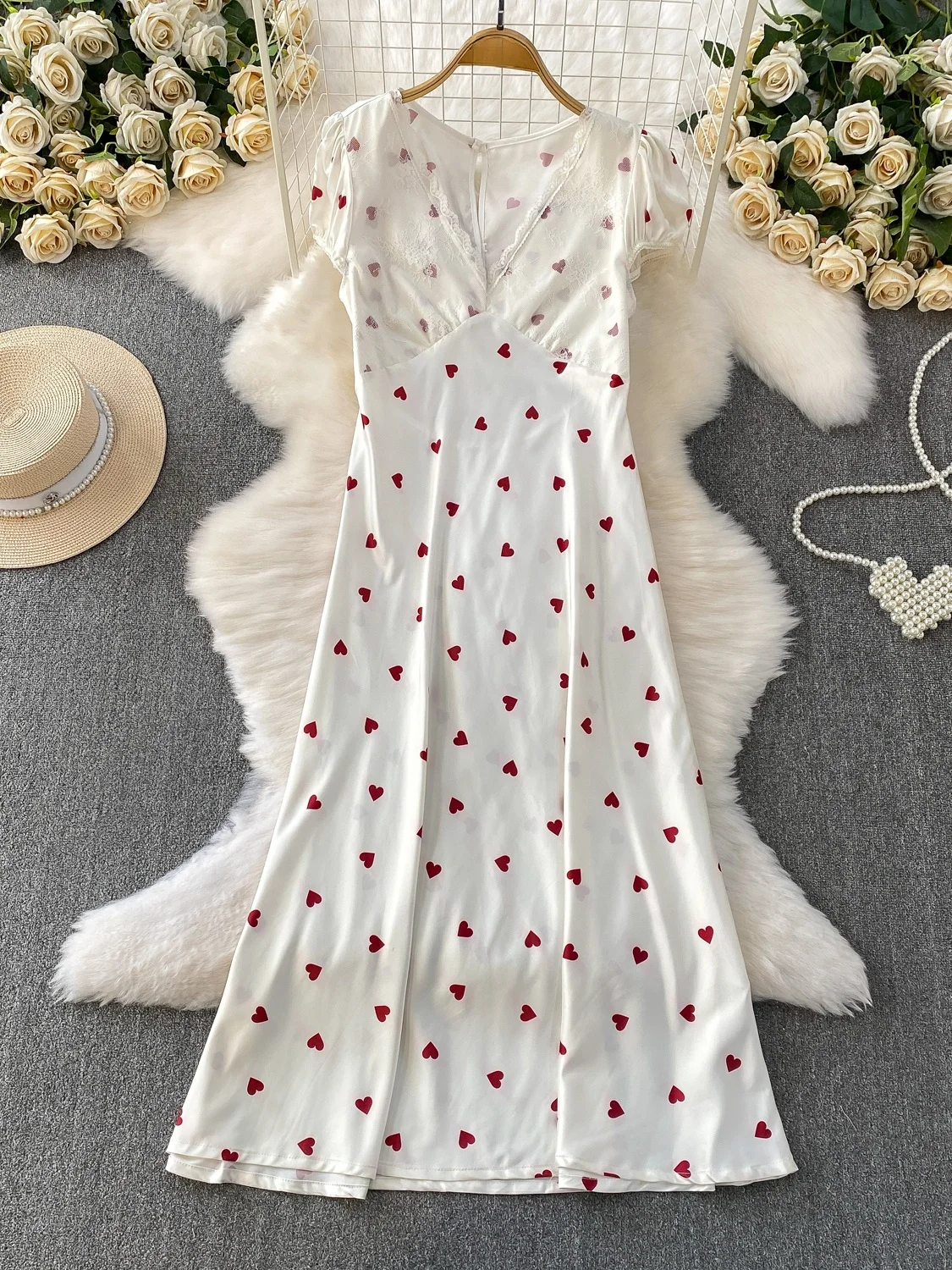 Długa sukienka damska z koronkowym wykończeniem, dekoltem w serek, satynowym nadrukiem, wysokim stanem, o kroju litery A, letnia moda.