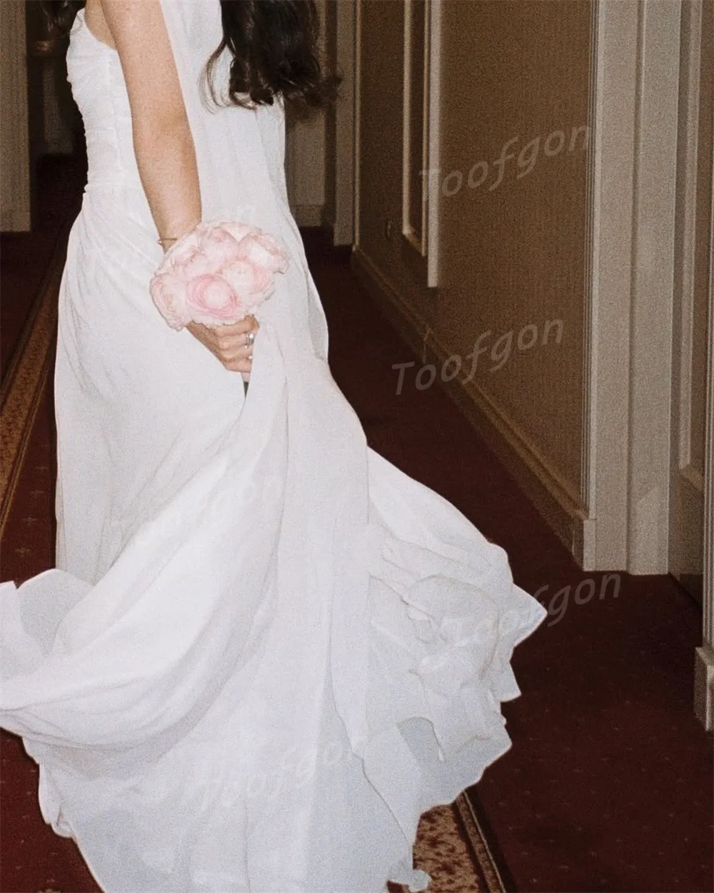 Toofgon ストラップレスシフォン A ラインエレガントなイブニングドレス女性のためのショールノースリーブプリーツフォーマルパーティーウエディングドレスカスタマイズ