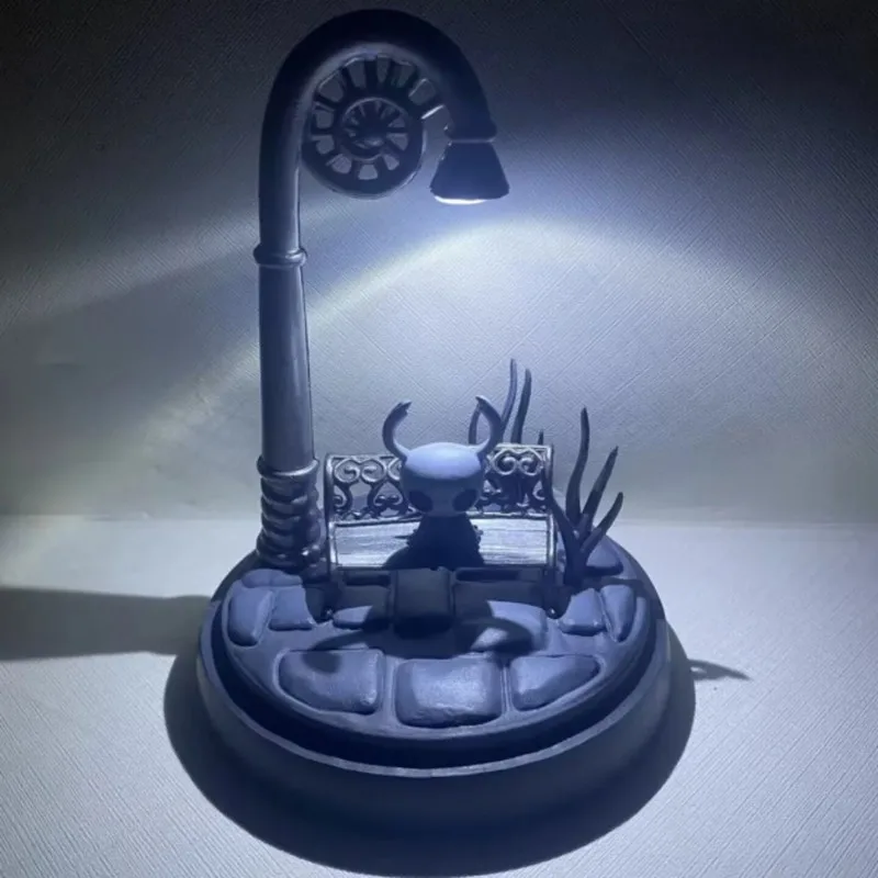 12cm Hollow Knight The Knight Leuchtende Anime-Figur Straßenlaternen-Szene Desktop-Nachtlicht PVC-Modell Spielzeug Heim-Schlafzimmer-Deko Geschenk