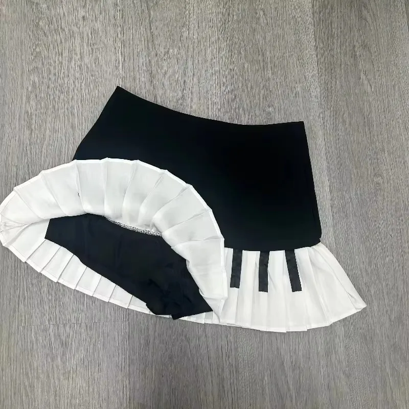 Frühlings-Kurzrock für Damen in Schwarz und Weiß mit Faltenrock im süßen und würzigen Stil und Taillenrock