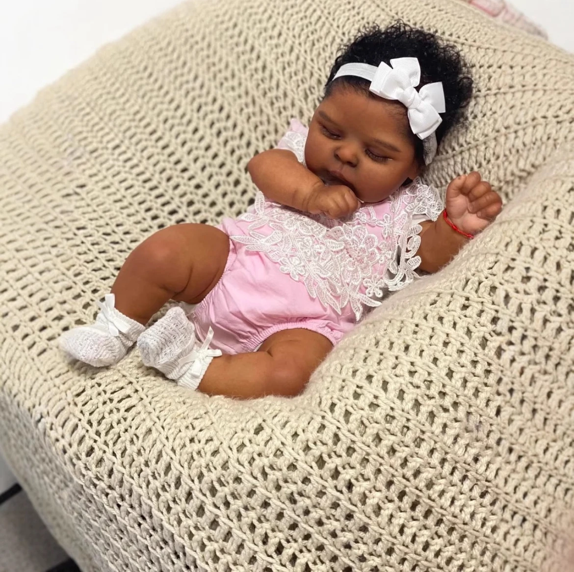 Bambola rinata di pesche da 19 pollici – Ciglia artigianali con corpo ponderato realistico, tonalità profonda della pelle |   Regalo da collezione realistico per bambini