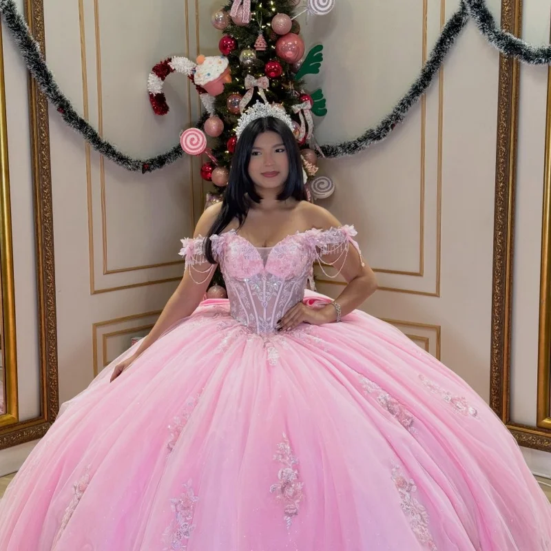 

Блестящие розовые платья для квинсеаньеры с кристаллами, открытыми плечами, бисером, длинным шлейфом, бантом и 3D цветами. Индивидуальный пошив.