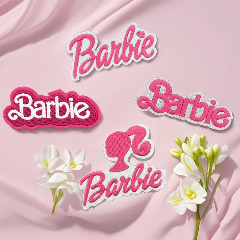5pcs 애니메이션 Kawaii 자수 핑크 귀여운 바비 파우더 플랫 자수 패치 스티커 영어 바비 스티커 스티커 Diy 장난감 선물