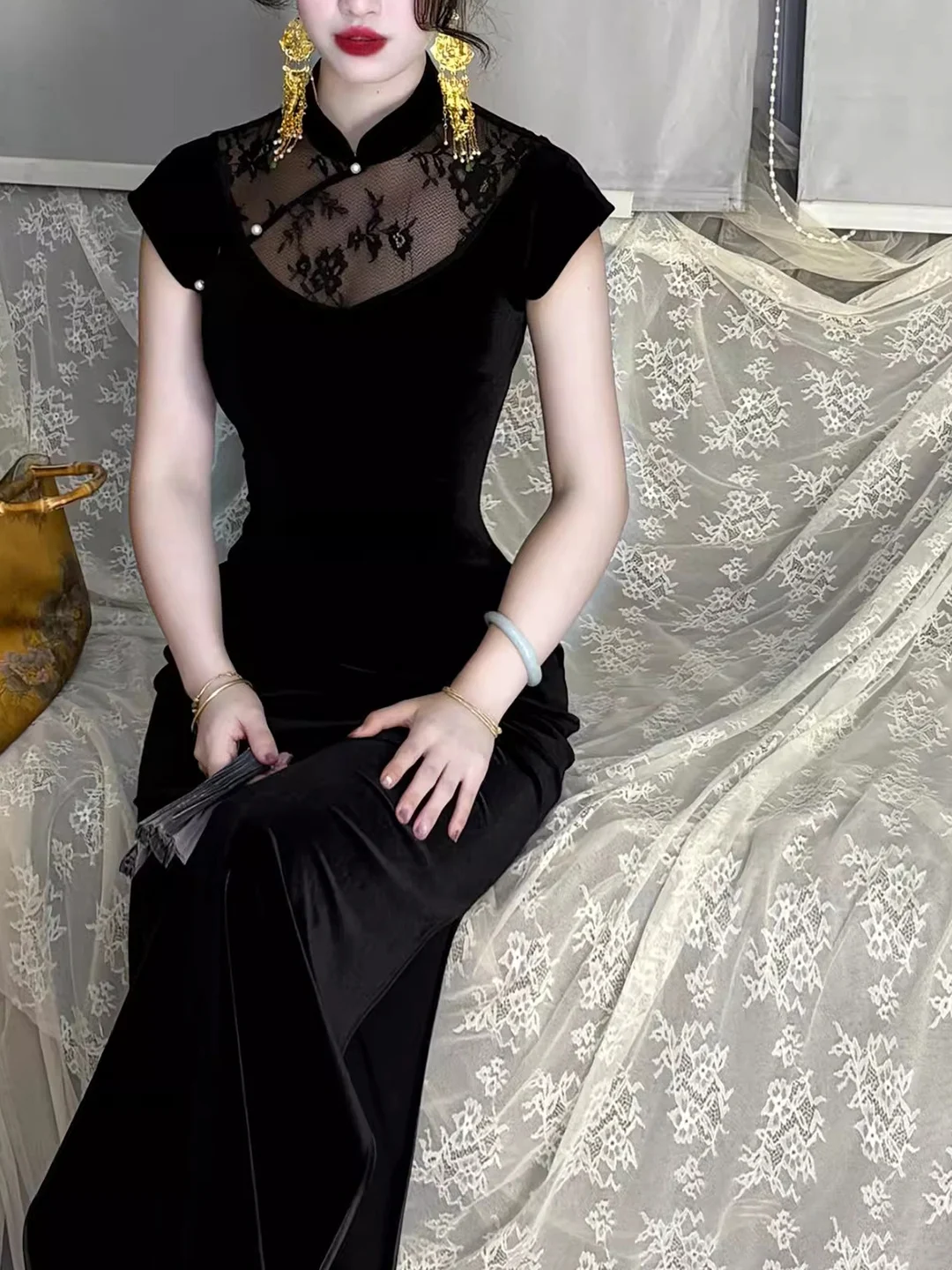 

Бархатное платье ручной работы с кружевными вставками, длинное, приталенное, с жемчужной отделкой, в ретро-стиле, с короткими рукавами, полной длины, из полиэстера.