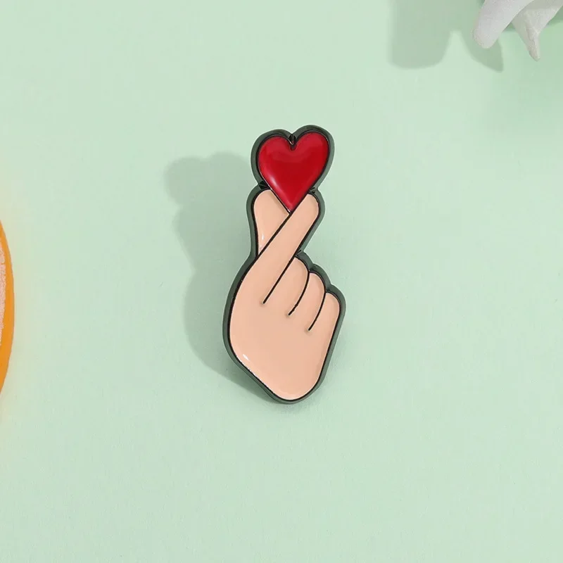 Pin Creative Cute Cartoon Finger To Love Heart Alloy Women's Brooch Breast Pin for Couples Gift Enamel Emblem Brooches for Women