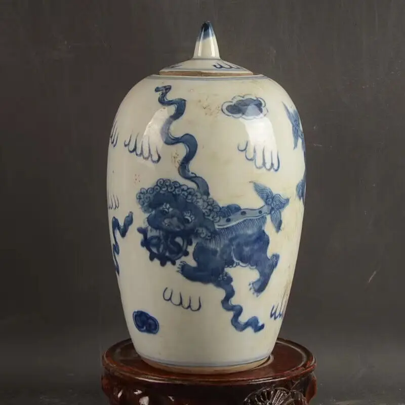 

Exquisite Chinese porcelain Blue and white porcelain pot with Lion pattern jar