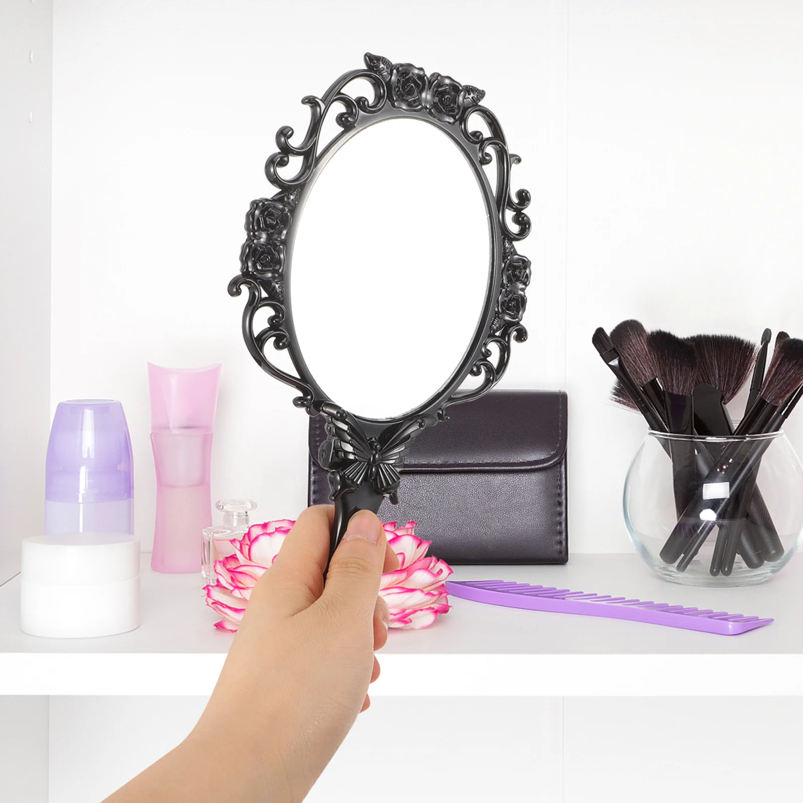 مرآة مكياج مدمجة للنساء بتصميم زهور محمولة باليد للسفر باللون الأسود اللطيف المزخرف
