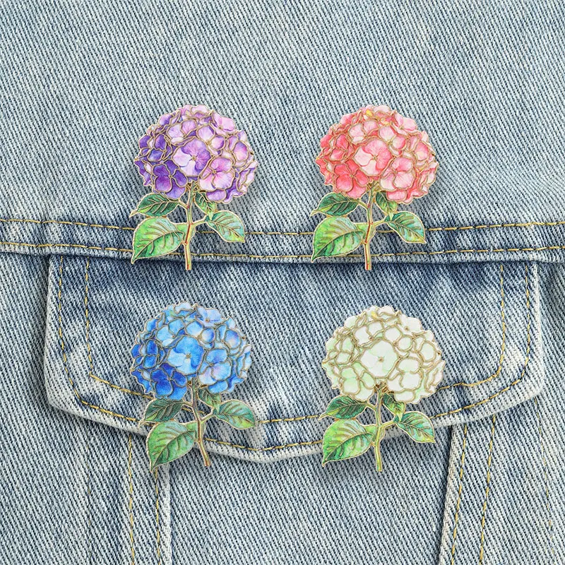 Vintage-Set mit Emaille-Abzeichen in Aquarellblumen-Optik, Rosen-, Pfingstrosen- und Hortensien-Motiv, botanische Anstecknadeln, goldfarbene Umrandung, Broschen, Schmuck, Geschenk für Damen. – Detail 2