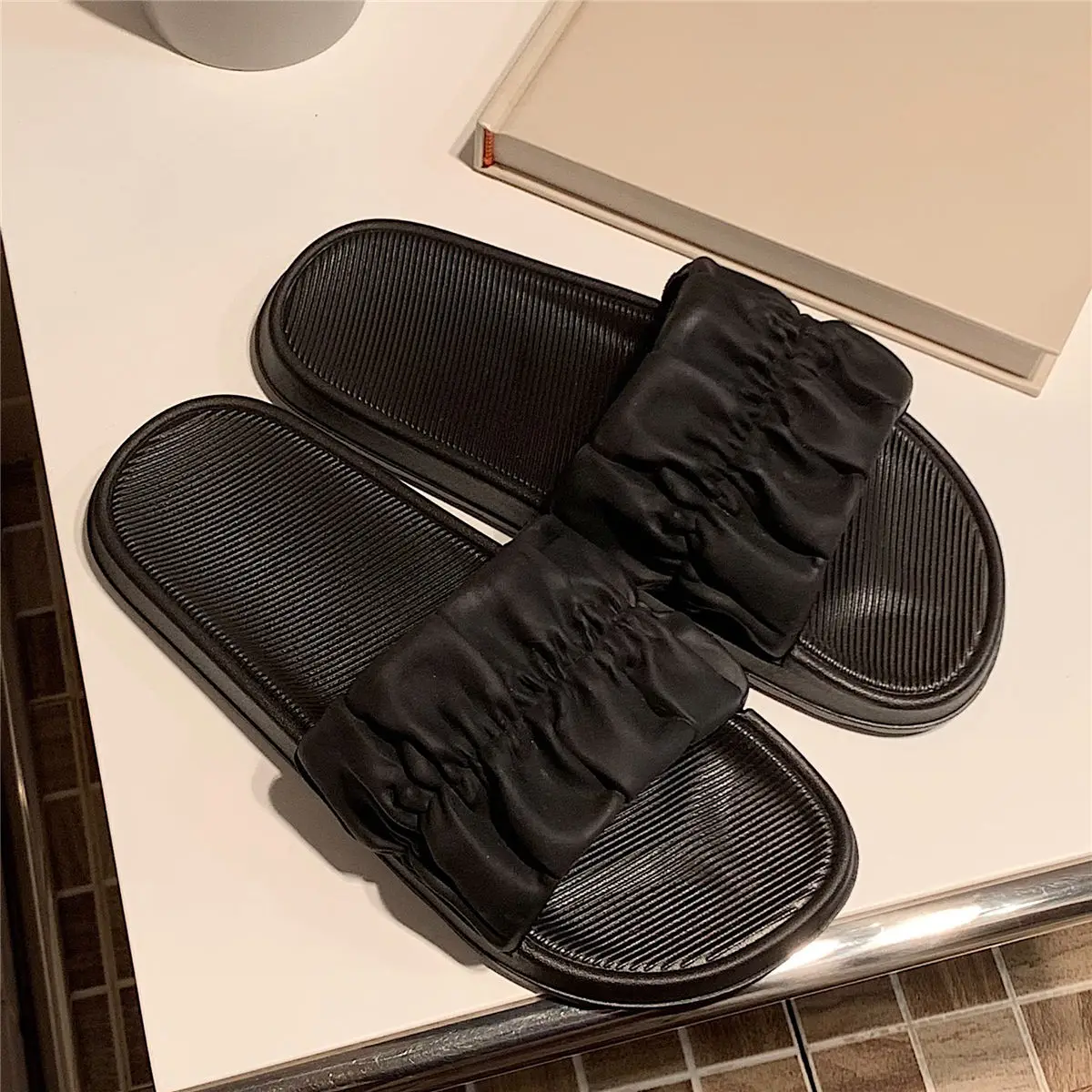 

Women's soft-soled slippers home non-slip fashion summer flat-bottomed pleated upper sandals wear versatile beach shoes