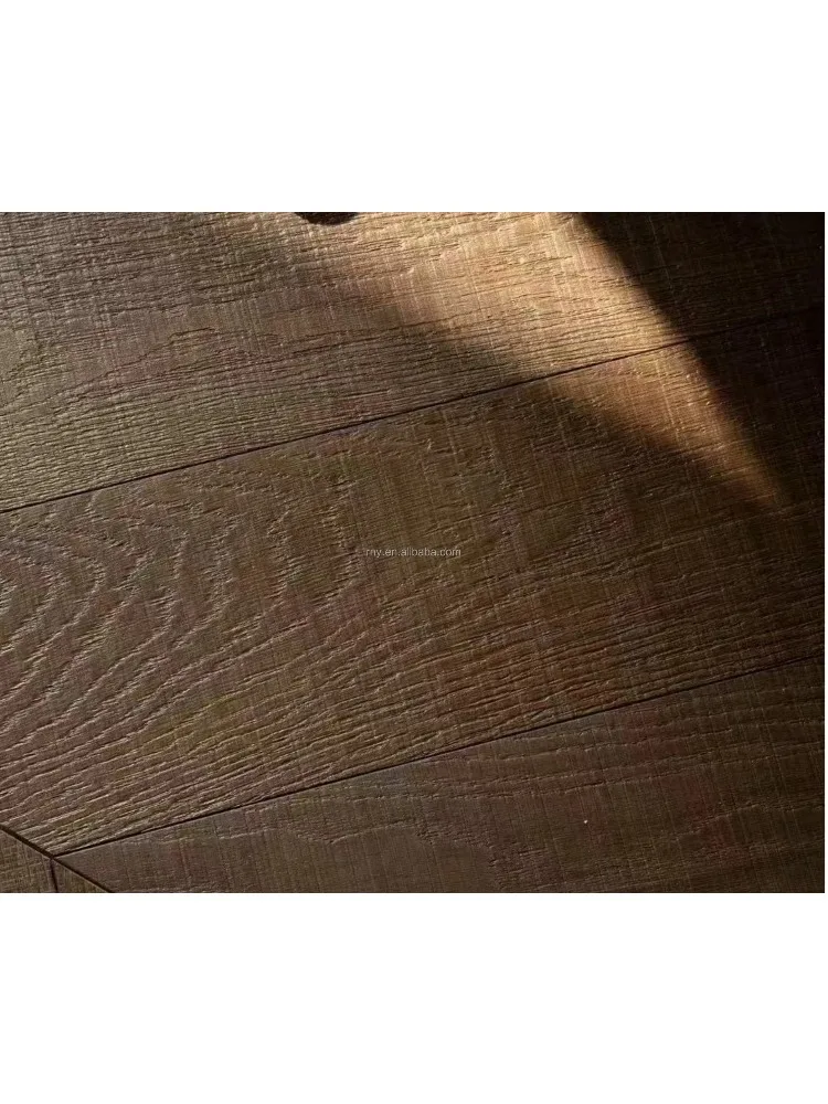 نسخة مخصصة من الأرضيات الخشبية المصممة بقشرة البلوط البني القديم