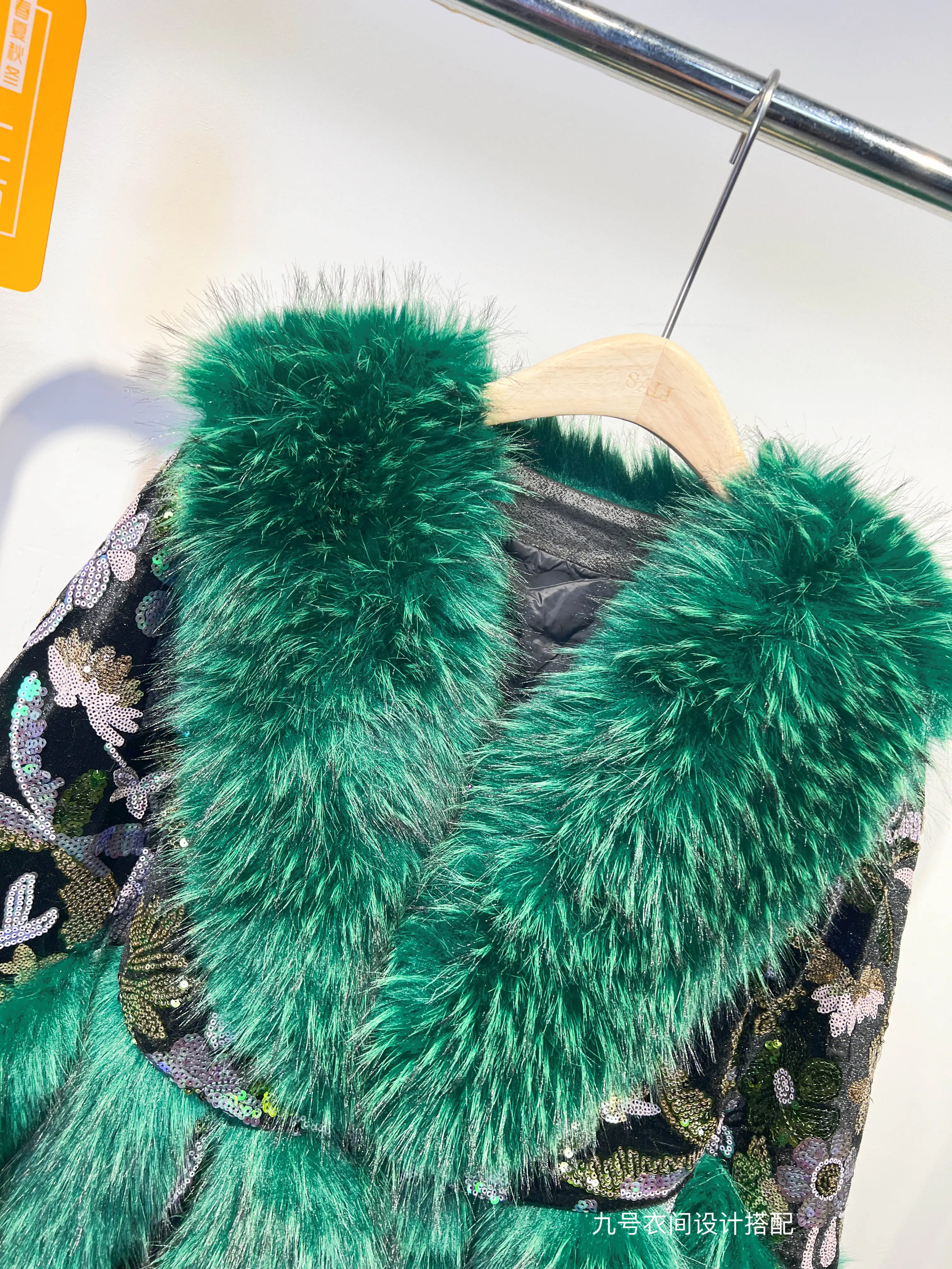 Cappotto in pelliccia sintetica verde da donna 2025 Nuovo cappotto invernale alla moda casual con paillettes dal design artigianale pesante a maniche lunghe