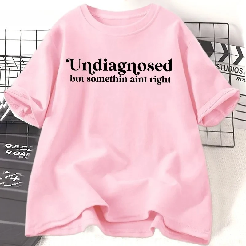 غير تشخيص ولكن شيء صحيح التي شيرت المرأة مضحك قائلا التي شيرت القلق الصحة العقلية روح الدعابة المحملة مضحك الملابس Y2K