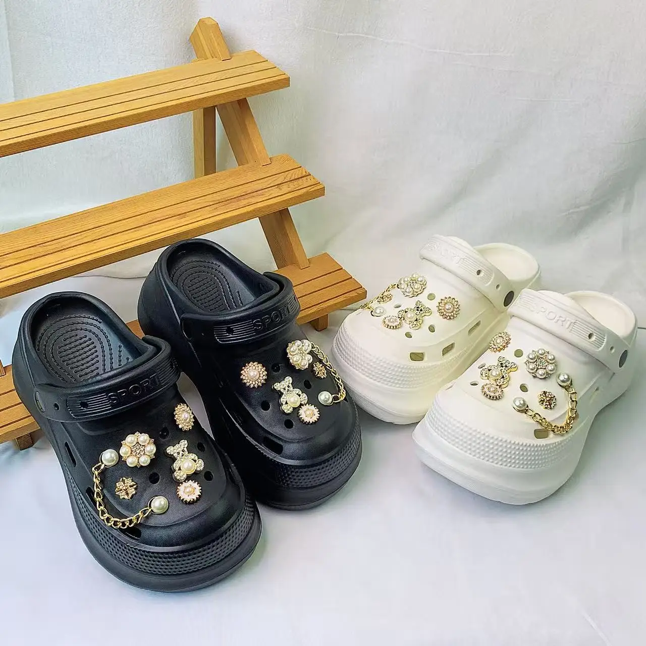 New Style Women's Clogs for Outdoor Wear in Summer, Non-Slip, Golden Bear Design, Thick-Soled, Closed-Toe Sandals, Nurse Beach Shoes