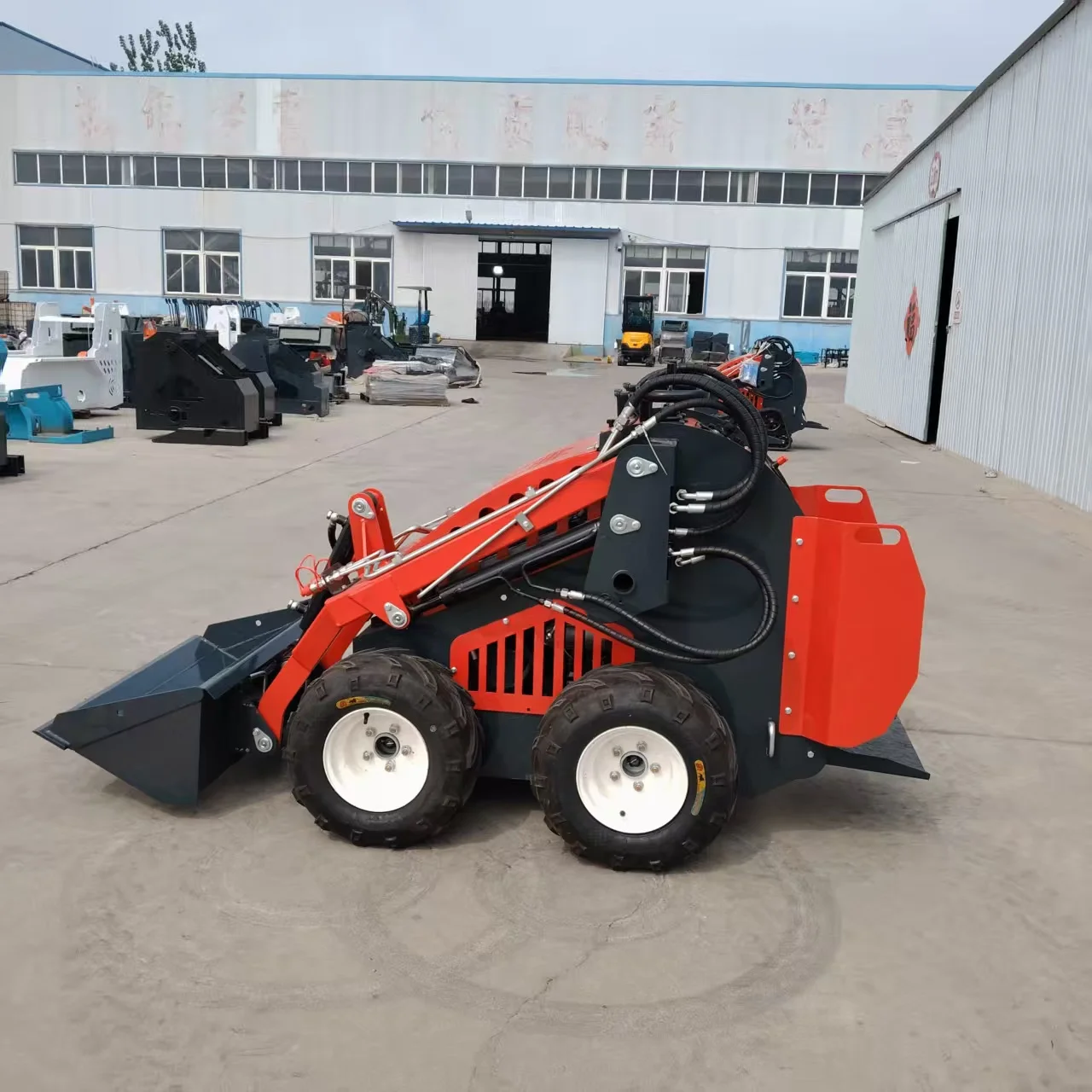 جرافة انزلاقية صغيرة للغابات 600 كجم جرافة صغيرة مع جرافة انزلاقية هيدروليكية دلو #5