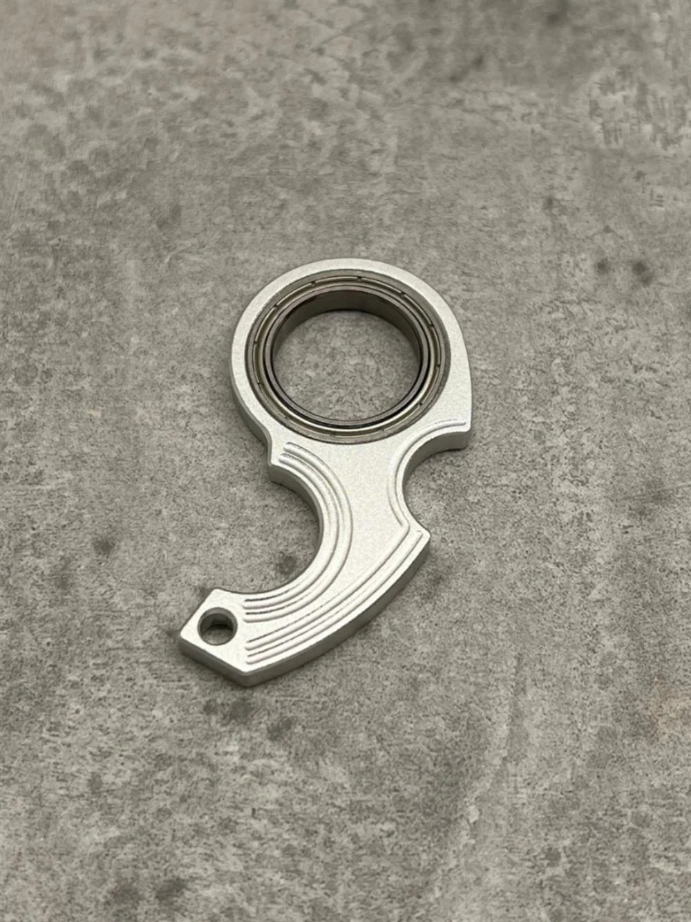 Drehbarer Schlüsselanhänger Power Boy Fidget Spinner aus Metall, kreatives, lustiges Spielzeug im Sichelstil, kleiner Anhänger – Detail 5