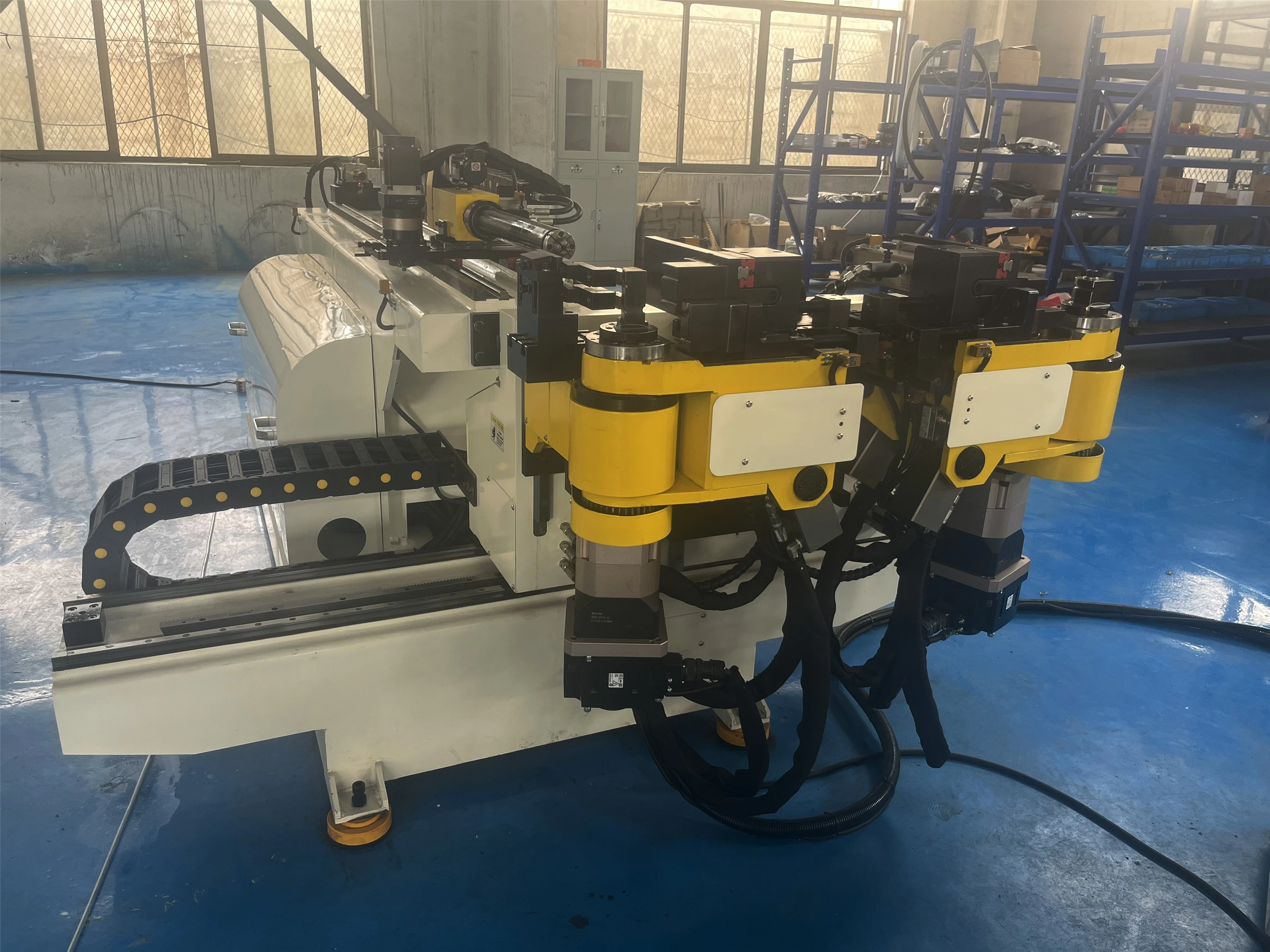 Multifunktionale VESA-Halterung für Kinder-Autositz-Kopfstützen-Biegemaschine mit langlebigen Lagern für Rohre und Rohre