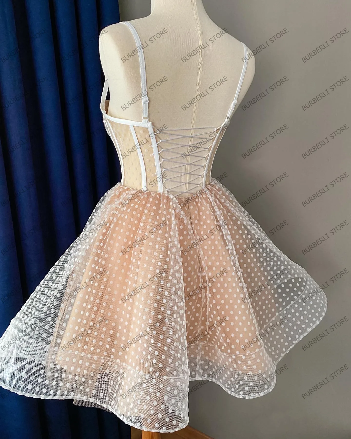 Prawdziwe Zdjęcie Białe Kropki Tiulowe Mini Sukienki Damskie Sexy Cienkie Ramiączka Dekolt w Serek Krótkie Siateczkowe Sukienki na Imprezę Modne Sukienki Balowe dla Dziewczyn