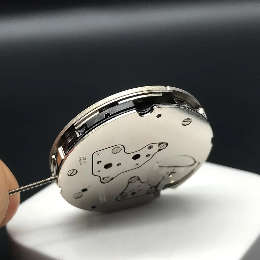 อะไหล่นาฬิกาควอตซ์แบรนด์หรู4210B การเคลื่อนที่ของ Ronda 4ชิ้นพร้อมแบตเตอรี่ภายในกลไกตัวเรือนสีเงิน