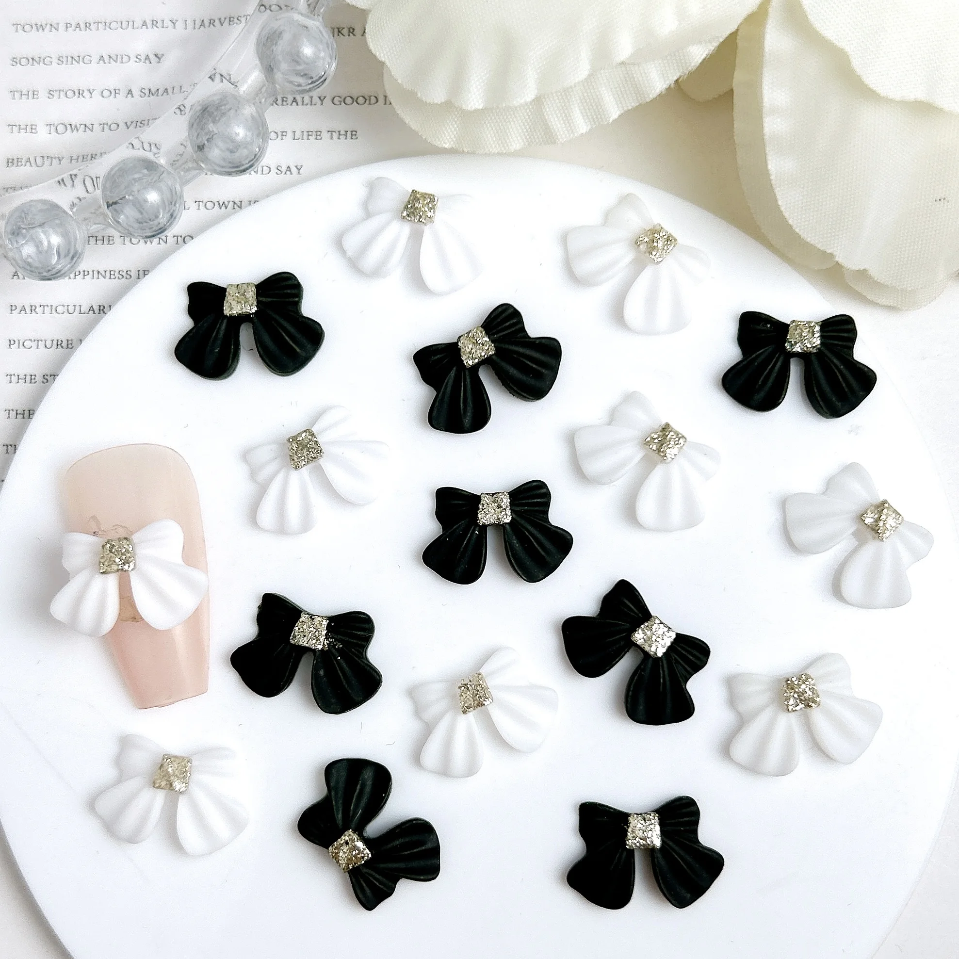 50PCS คู่สีสั้นริบบิ้นโบว์เล็บ Charms คลาสสิก Minimalist ขนาดเล็กหอมลม Bowknots เรซิ่นตกแต่งเล็บ DIY