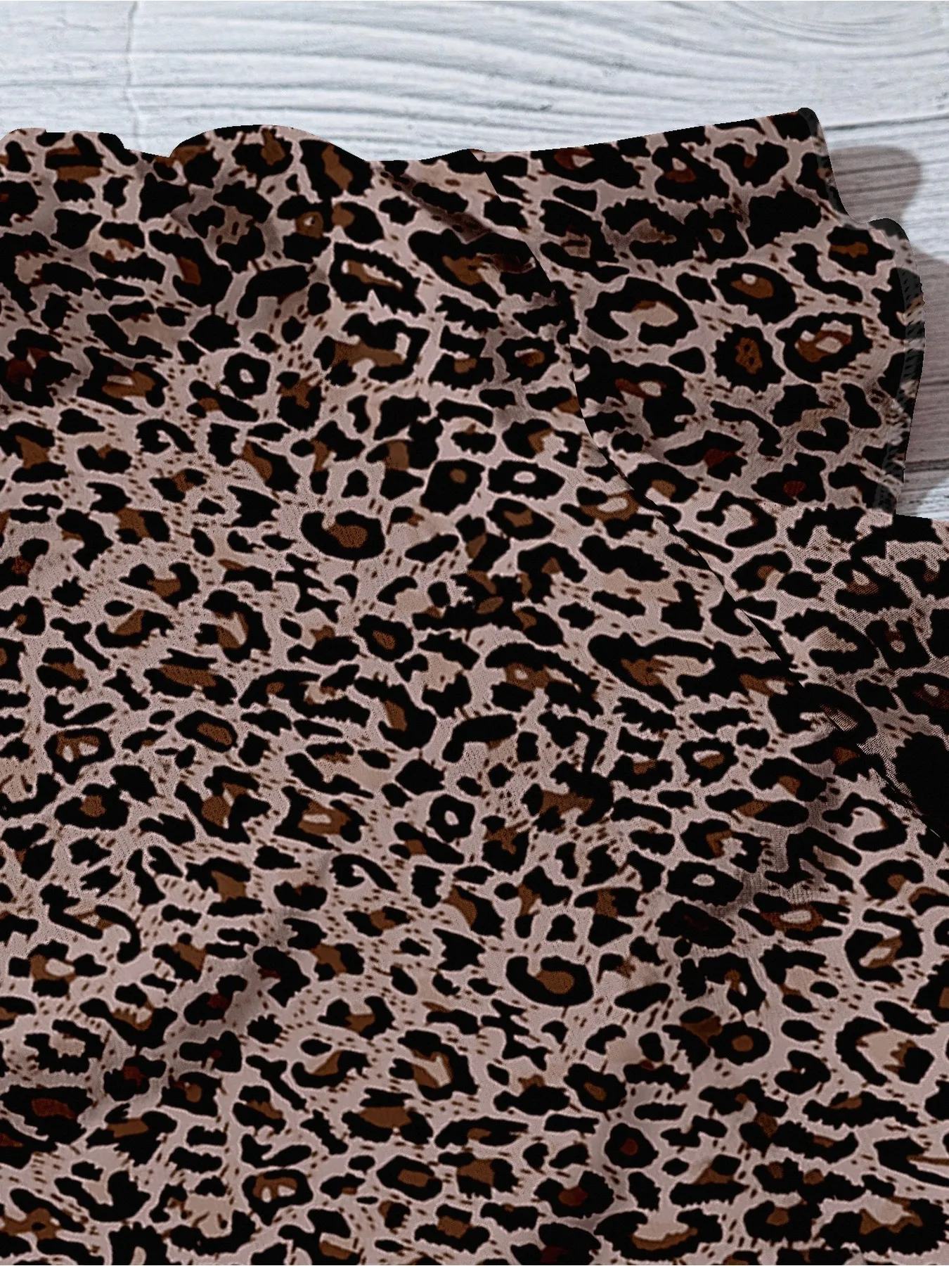 Europäischer und Amerikanischer Stil Sommer Schlankmachendes Übergrößen-Damenoberteil mit Leopardenmuster Kurzarm Rundhals und Rüschenärmeln – Detail 5