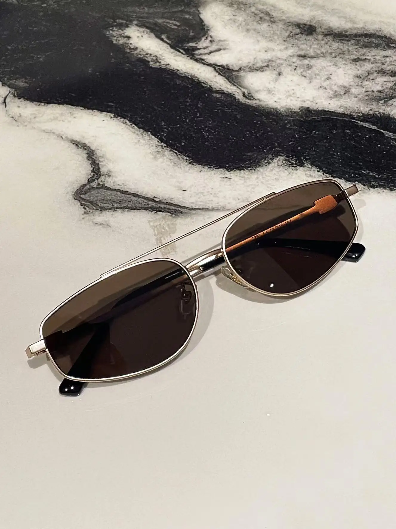 新しいスタイルのメガネ ファッションデザイナー 女性 男性 サングラス メタル ブラウン ゴールドリム オーバル 人気サングラス ユニセックス チャームメガネ