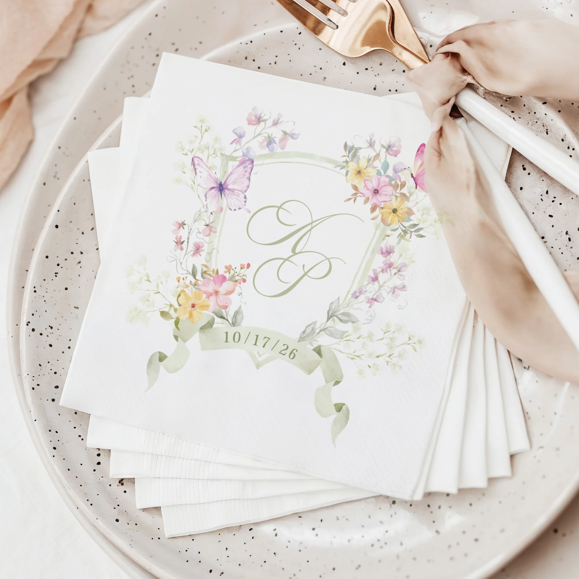 Personalisierte Servietten, 3-lagige, individuell gestaltete Cocktail-Servietten, Blumenmuster, Einweg-Papierservietten für Hochzeiten, Jubiläen und Brautpartys. – Detail 3