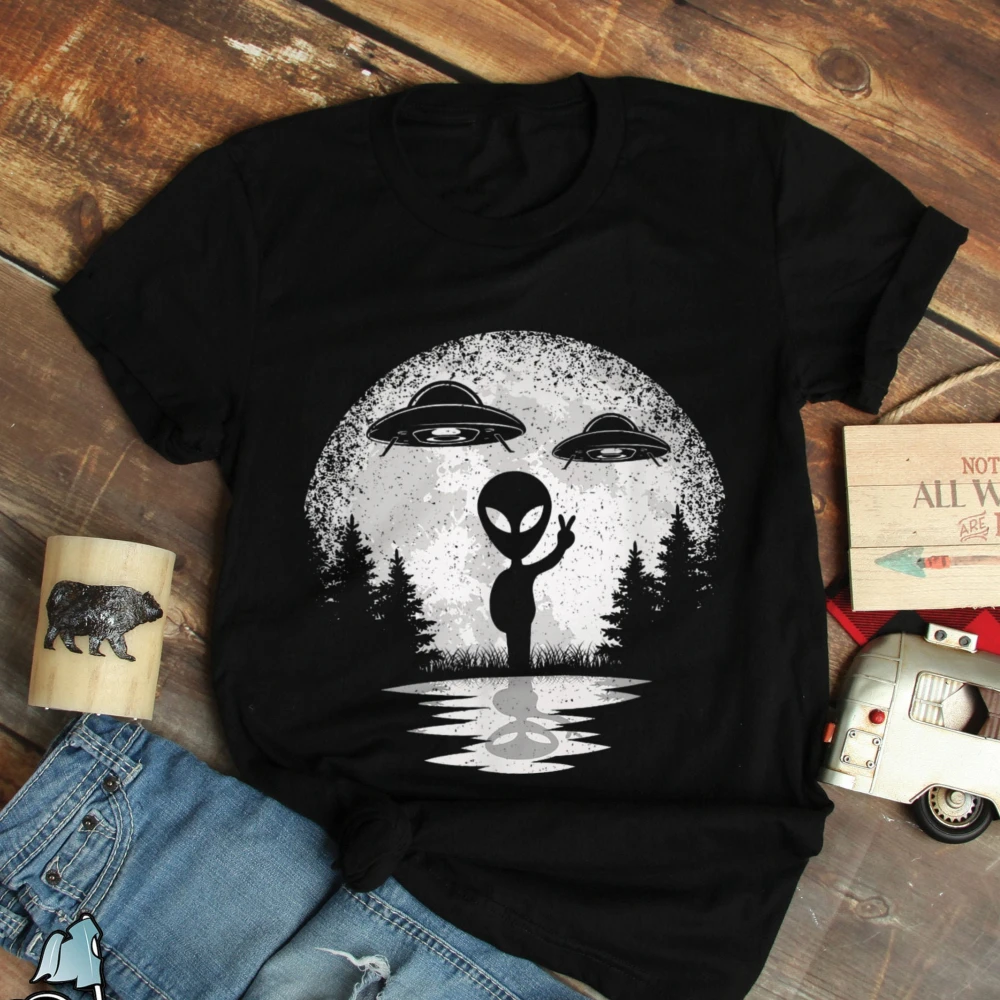 Alien Moon Space UFO Extraterrestrial Vintage Men Women T-Shirt Alien Silhouette Tshirt Funny UFO Peace Hand Graphic Cotton Tees