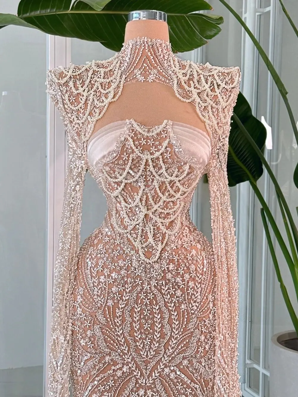 Luxe avondjurken met hoge hals en kralen, mode, lange mouwen, parels, kanten galajurk, vloerlengte feestjurk