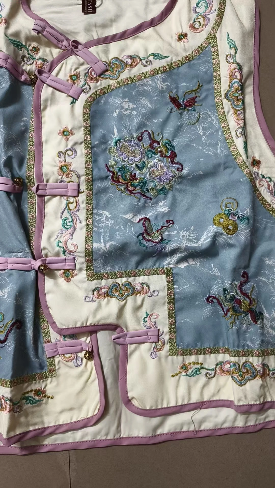 Haut Cheongsam de luxe brodé de fleurs pour femmes, gilet sans manches, Style chinois Hanfu Qipao Tang, vêtements d'extérieur traditionnels à boutons