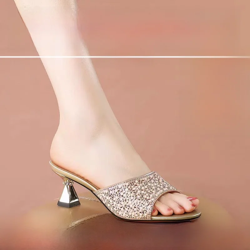 

Универсальные женские сандалии из мягкой кожи, лето 2025, на среднем каблуке, с бриллиантовой отделкой, повседневная обувь на резиновой подошве для женщин среднего возраста